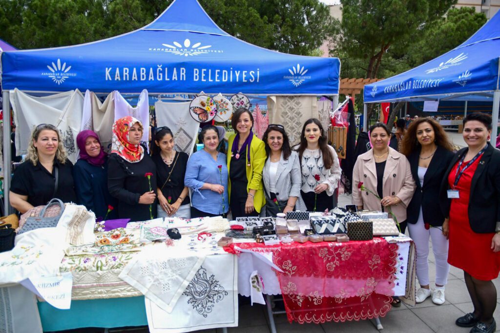 Karabağlar Belediye Başkanı makamını sokağa taşıdı 1 9456125