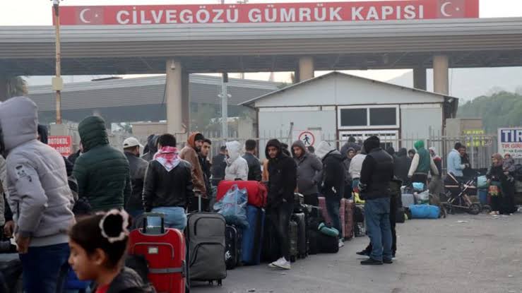 Suriye sınır kapısında geri dönüş yoğunluğu 1 images (1)