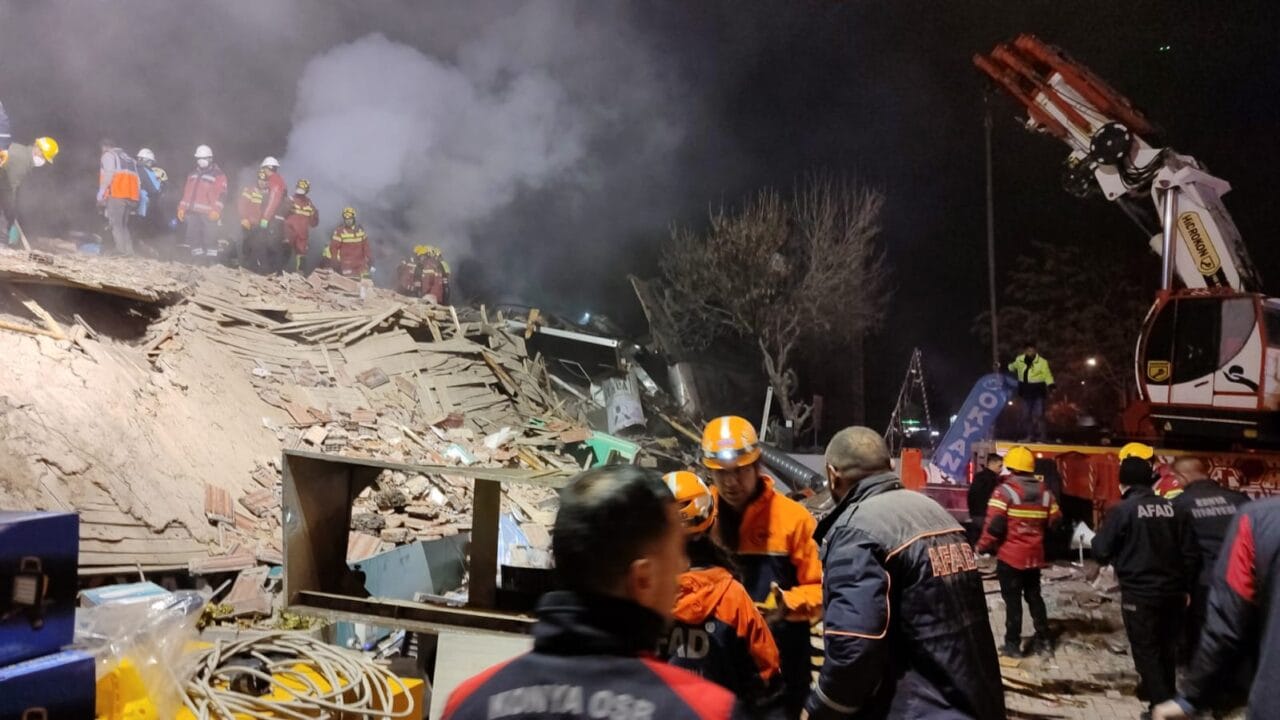 Konya’da 4 Katlı Bina Çöktü: 2 Kişi Hayatını Kaybetti, 3 Kişi Sağ Kurtarıldı 1 20250124_223331