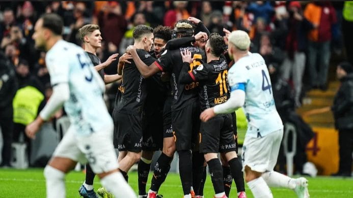 Adana Demirspor-Galatasaray Maçı Yarıda Kaldı! İşte Detaylar 1 image_editor_output_image2138024933-1739120438053