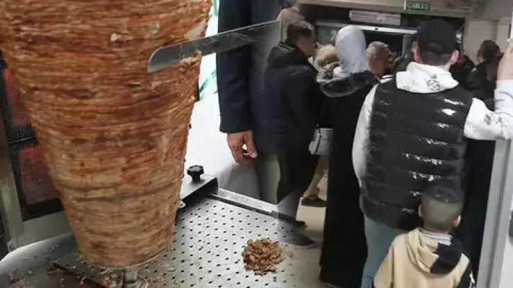 Kocaeli'de Tavuk Döner Zehirlenmesi: 648 Kişi Hastanelik Oldu 1 image_editor_output_image1109461357-1743837995900