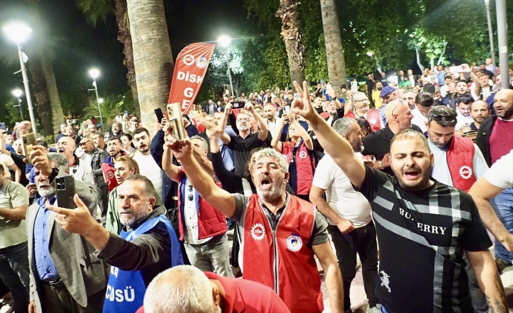 İzmir’de 23 bin belediye işçisi greve gitti, ulaşım durdu 1 463146