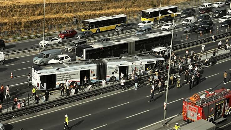 İstanbul’da Korkunç Metrobüs Kazası: 1 Can Kaybı, 40 Yaralı 1 images (94)