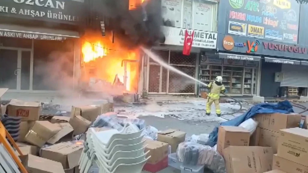 Bağcılar İSTOÇ’ta çıkan yangında 17 iş yeri zarar gördü 1 istoç